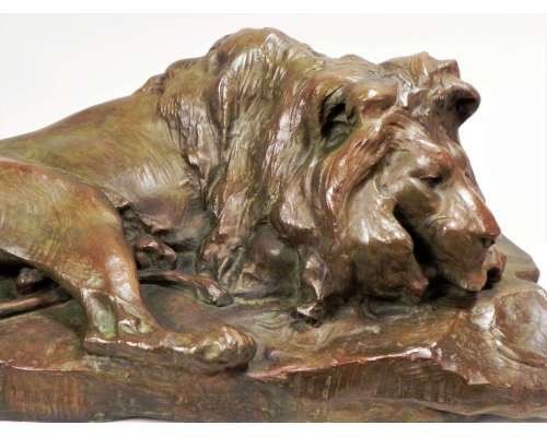 Sculpture en bronze lion couché Josuë Dupon vue de face 2