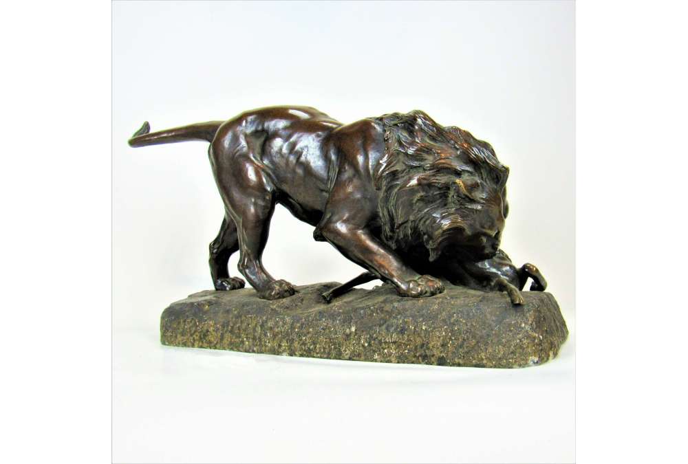Georges Gardet Bronzen sculptuur Leeuw die prooi verslindt