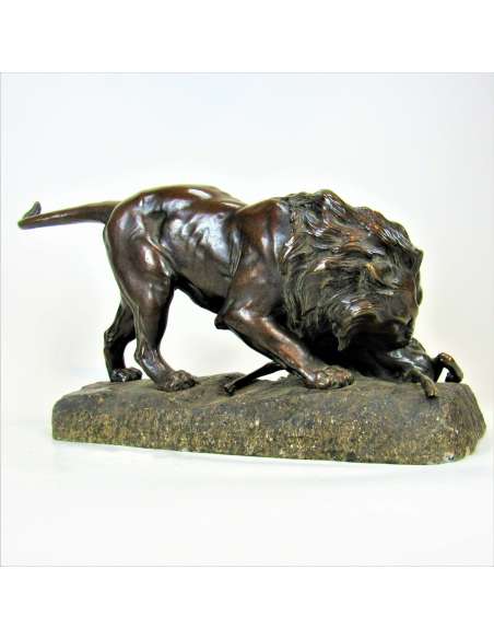 Georges Gardet Bronzen sculptuur Leeuw die prooi verslindt