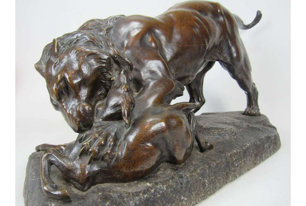 Georges Gardet Bronzen sculptuur Leeuw die prooi verslindt