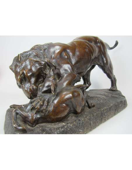Georges Gardet Bronzen sculptuur Leeuw die prooi verslindt