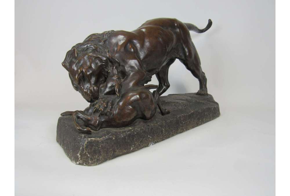 Georges Gardet Bronzen sculptuur Leeuw die prooi verslindt