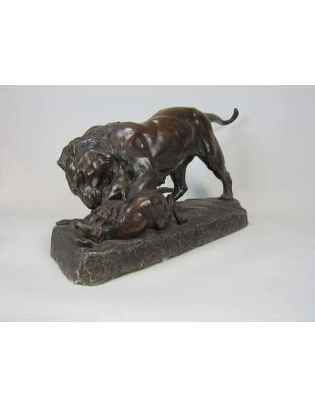 Georges Gardet Bronzen sculptuur Leeuw die prooi verslindt
