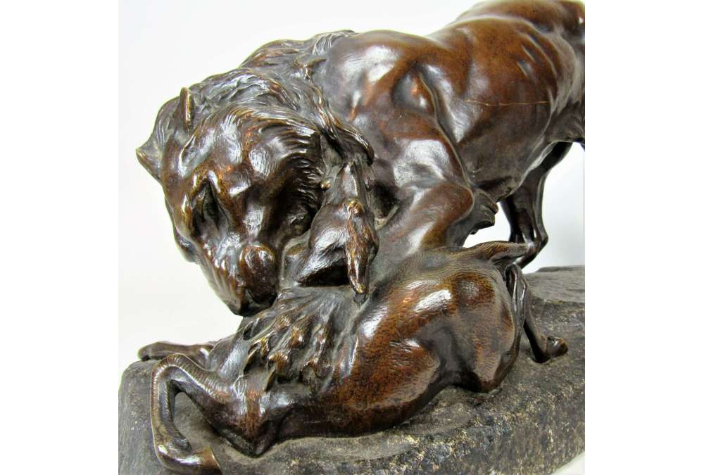 Georges Gardet Bronzen sculptuur Leeuw die prooi verslindt