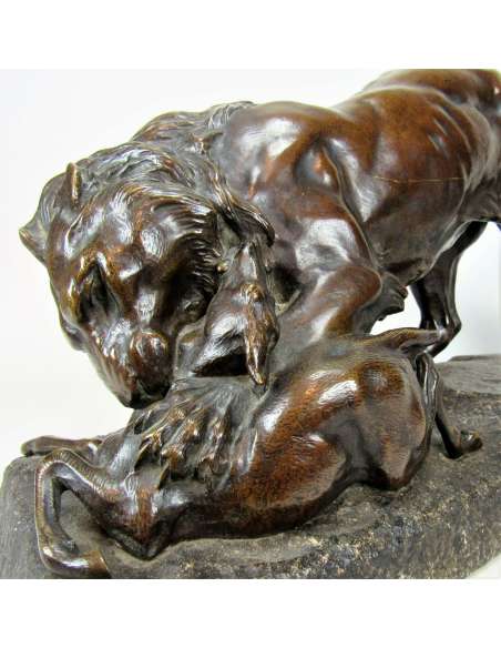 Georges Gardet Bronzen sculptuur Leeuw die prooi verslindt