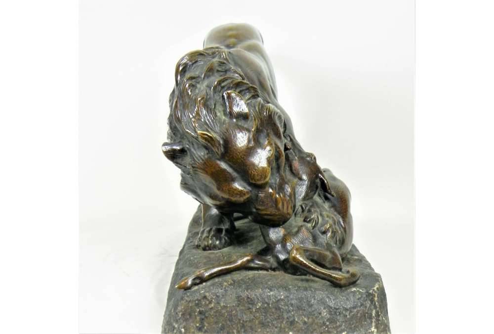Georges Gardet Bronzen sculptuur Leeuw die prooi verslindt