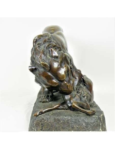 Georges Gardet Bronzen sculptuur Leeuw die prooi verslindt