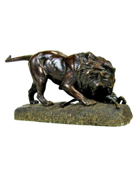 Georges Gardet Bronzen sculptuur Leeuw die prooi verslindt