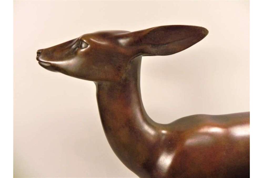 bronzen beeld van een hinde door Wilhelm Krieger rond 1920