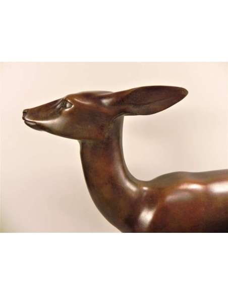 bronzen beeld van een hinde door Wilhelm Krieger rond 1920