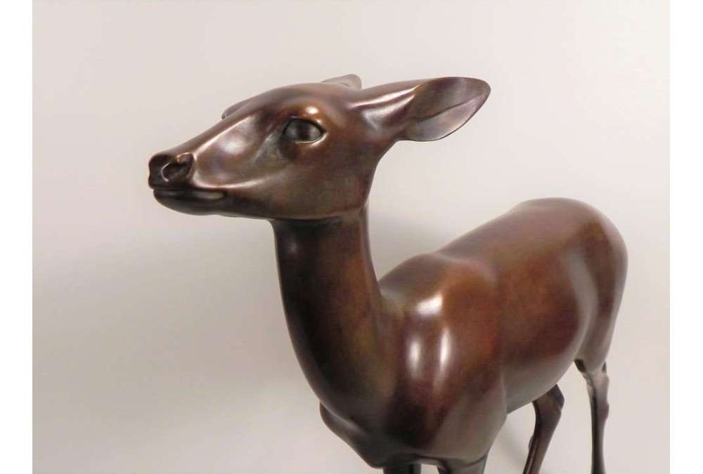 bronzen beeld van een hinde door Wilhelm Krieger rond 1920