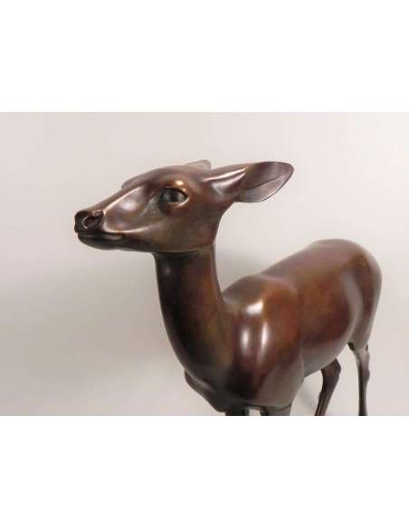 bronzen beeld van een hinde door Wilhelm Krieger rond 1920