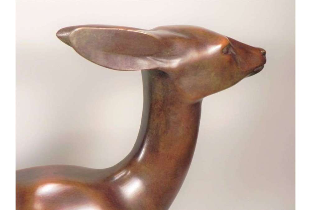 bronzen beeld van een hinde door Wilhelm Krieger rond 1920