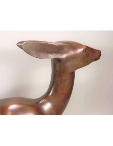 bronzen beeld van een hinde door Wilhelm Krieger rond 1920