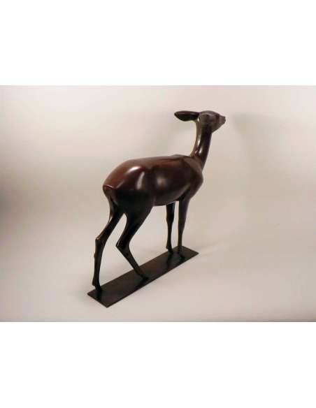 bronzen beeld van een hinde door Wilhelm Krieger rond 1920