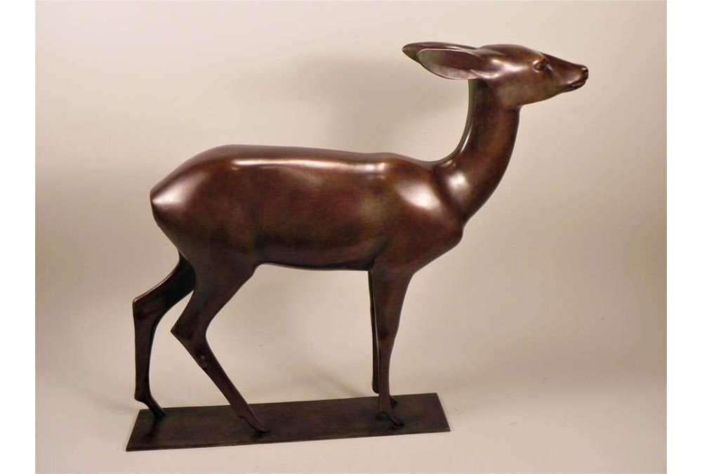 bronzen beeld van een hinde door Wilhelm Krieger rond 1920
