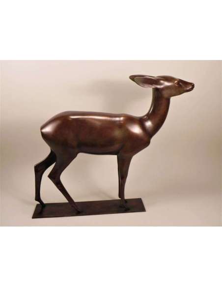 bronzen beeld van een hinde door Wilhelm Krieger rond 1920