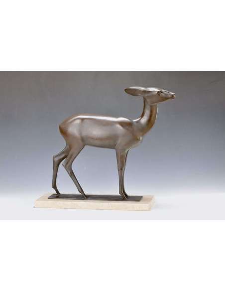 bronzen beeld van een hinde door Wilhelm Krieger rond 1920